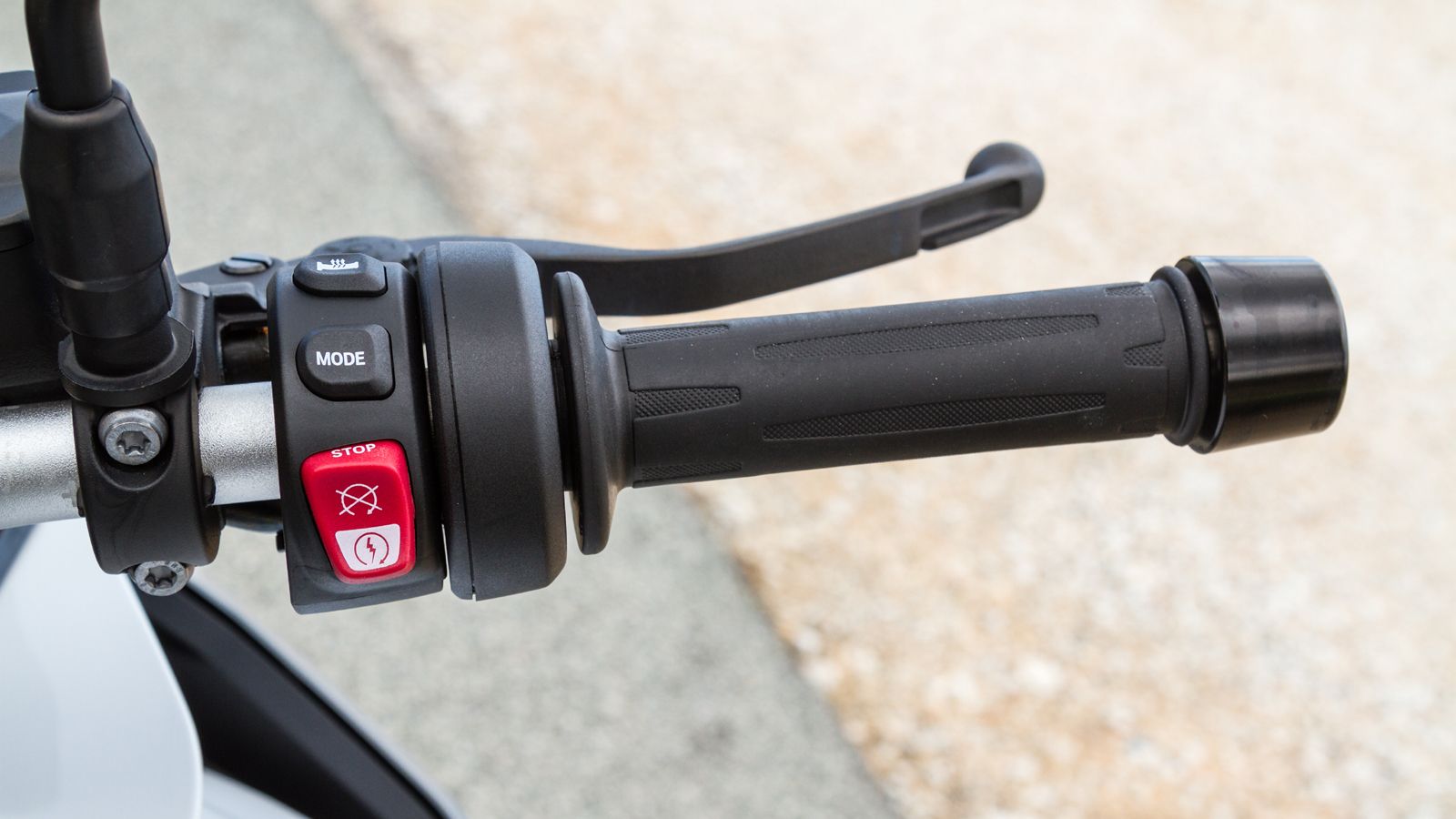 Ο αναβάτης χειρίζεται τις παραμέτρους της οθόνης και την λειτουργία αναρτήσεων traction και ABS από την αριστερή μεριά του τιμoνιού, ενώ στη δεξιά βρί